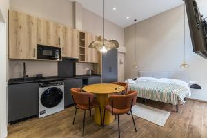 Una cocina con una mesa y una cama en una habitación. en Premium Suite by the Turia River 3, en Valencia