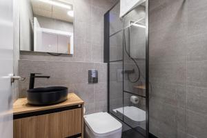 Un baño con ducha, lavabo e inodoro. en Premium Suite by the Turia River 3, en Valencia 18 fotos más