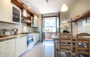 Η κουζίνα ή μικρή κουζίνα στο Villa Helios