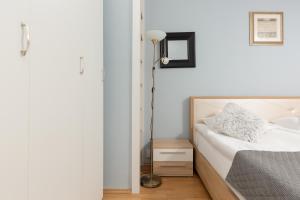 Posteľ alebo postele v izbe v ubytovaní Warsaw Mokotów Lakeside Family Apartment by Noclegi Renters