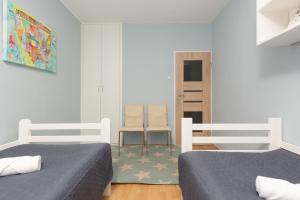 Posteľ alebo postele v izbe v ubytovaní Warsaw Mokotów Lakeside Family Apartment by Noclegi Renters