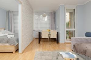 Posteľ alebo postele v izbe v ubytovaní Warsaw Mokotów Lakeside Family Apartment by Noclegi Renters