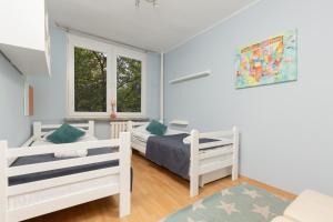 Posteľ alebo postele v izbe v ubytovaní Warsaw Mokotów Lakeside Family Apartment by Noclegi Renters