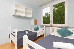 Posteľ alebo postele v izbe v ubytovaní Warsaw Mokotów Lakeside Family Apartment by Noclegi Renters