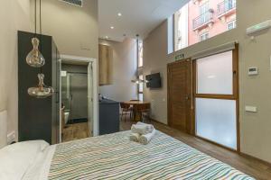 un dormitorio con una cama grande en una habitación en Premium Suite by the Turia River 4, en Valencia