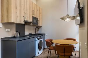 una cocina con lavadora y mesa en Premium Suite by the Turia River 4, en Valencia