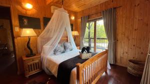 une chambre avec un lit avec moustiquaire dans l'établissement Kruger Kumba - Mugwenzi, à Marloth Park 88 autres photos