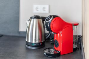 Una cafetera roja sentada en una encimera de cocina en Premium Suite by the Turia River 4, en Valencia