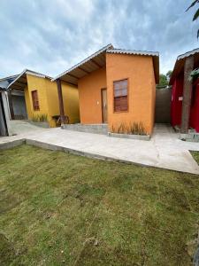 Resende CostaにあるPousada Vila Artesãoの芝生の家