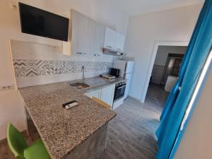 Køkken eller tekøkken på Monolocale centrale Tortolì + 2 billeder