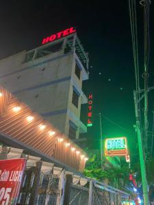 ホーチミン・シティにあるViệt Anh Hotelの夜間のホテルで、目の前にネオンの看板が表示されています。 +11枚の写真