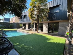 Πισίνα στο ή κοντά στο Le Loft Black Wood - Piscine privé et grande terrasse à 20 min de Rennes