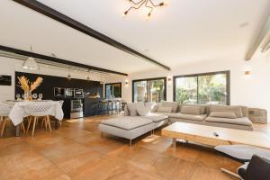 Χώρος καθιστικού στο Le Loft Black Wood - Piscine privé et grande terrasse à 20 min de Rennes