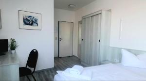 Postel nebo postele na pokoji v ubytování Central-Hotel Tegel