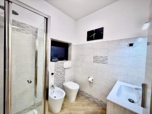 a bathroom with a toilet and a sink and a shower at Expo Morelli 33 Fiera Milano in Pero