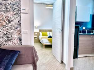 a bedroom with a bed and a kitchen and a room at Expo Morelli 33 Fiera Milano in Pero