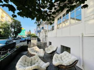Uma área de estar em Xenios Apartments Frankfurt Westend