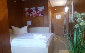 Postel nebo postele na pokoji v ubytování Central-Hotel Tegel