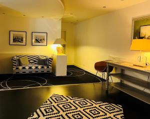 Uma área de estar em Xenios Apartments Frankfurt Westend