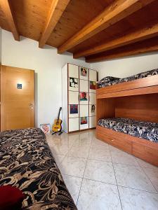 Postel nebo postele na pokoji v ubytování Art Music House Lake Como Dongo