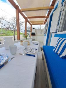 a table with plates and utensils on a boat at Casa Azul do Cerro in Campeiros