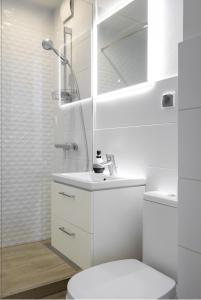 Bilik mandi di Apartament blisko plaży