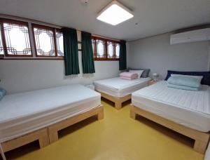 Postel nebo postele na pokoji v ubytování Leedo Hanok + 61 fotografií