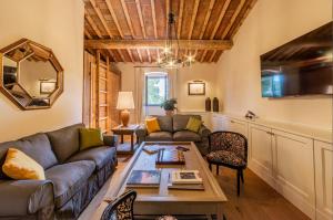 a living room with a couch and a table at Luxury Villa Acquaviva Firenze in Montauto