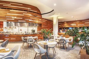 Restauracja lub miejsce do jedzenia w obiekcie DoubleTree by Hilton Wroclaw