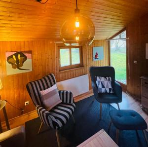 Posezení v ubytování Ferienhäuser in Postmünster am See, mit eigenem Garten, mit Vierbeiner!
