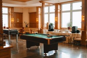 Biliár nebo kulečník v ubytování Sporthotel am Semmering