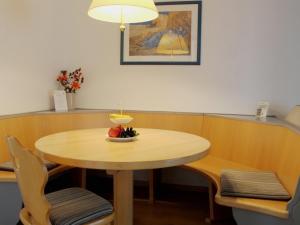 - une table en bois avec un bol de fruits dans l'établissement Ferienhaus Nr 70, Kategorie Komfort, Feriendorf Hochbergle, Allgäu, à Bichel