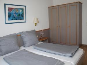 - une chambre avec un lit et une armoire dans l'établissement Ferienhaus Nr 70, Kategorie Komfort, Feriendorf Hochbergle, Allgäu, à Bichel