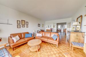 una sala de estar con un sofá y una mesa en Comfort, bright and view Eiffel Tower - Levallois, en Levallois-Perret 17 fotos más