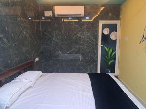 Postel nebo postele na pokoji v ubytování Karthik Residency Thiruvannamalai