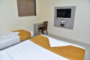 Postel nebo postele na pokoji v ubytování Hotel Embassy Suites