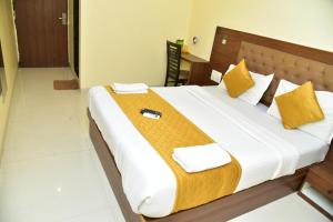 Postel nebo postele na pokoji v ubytování Hotel Embassy Suites