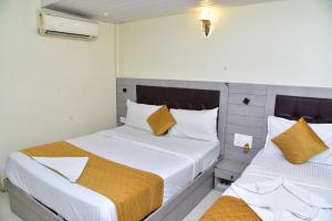 Postel nebo postele na pokoji v ubytování Hotel Embassy Suites