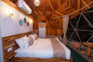 Giường trong phòng chung tại Harness Zipline And Adventure Resort