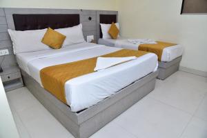 Postel nebo postele na pokoji v ubytování Hotel Embassy Suites