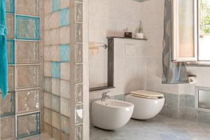 A bathroom at Villa Regno di Toscana