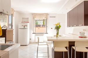 A kitchen or kitchenette at Villa Regno di Toscana