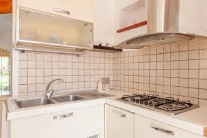 A kitchen or kitchenette at Villa Regno di Toscana