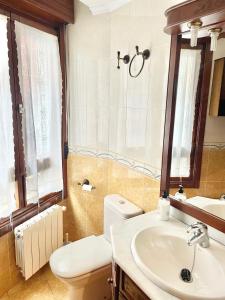 een badkamer met toilet en wastafel bij Apartamento Cimadevilla 22 in Gijón