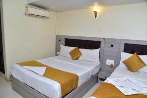 Postel nebo postele na pokoji v ubytování Hotel Embassy Suites