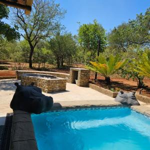 マールロス・パークにあるEye of Kruger - Spacious holiday home with splash pool and bomaの庭の真ん中にあるプール