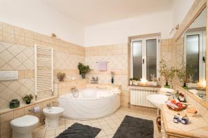 une salle de bain avec une baignoire, des toilettes et un lavabo dans l'établissement Villa Artur heritage - Luxury apartment, à Rijeka
