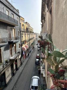 una vista di una strada con auto parcheggiate sulla strada di Jacupeddu's house a Catania Altre 5 foto