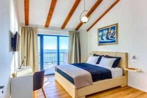 ein Schlafzimmer mit einem Bett mit Blick auf das Meer in der Unterkunft Villa Dolce Vita in Ivan Dolac + 45 Fotos