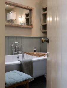 Bilik mandi di Brachkashie Cottage, Loch Knockie